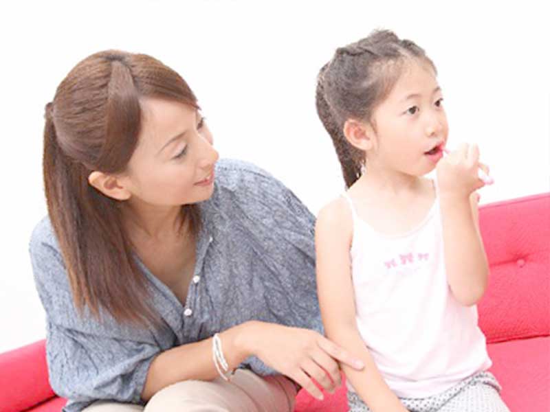 歯磨きをする親子