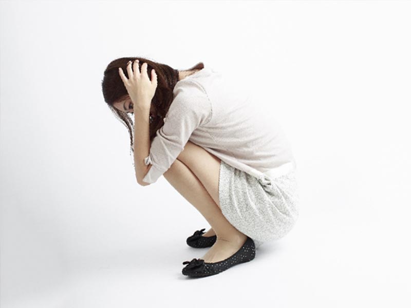 しゃがみこむ女の人