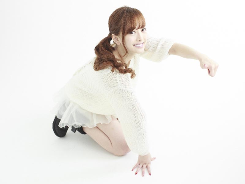 ゆっくり立ち上がろうとしている女性