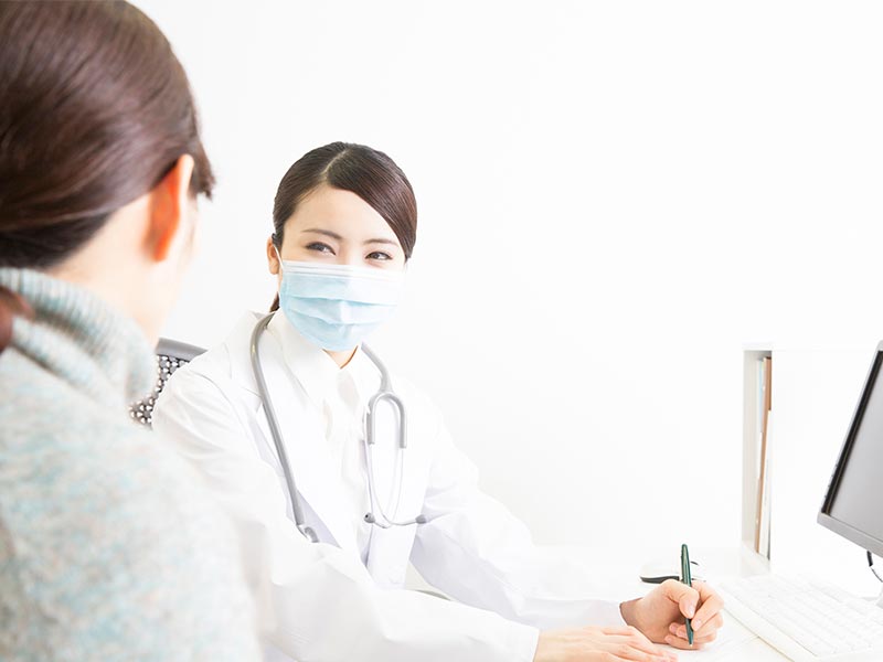 先生と相談する女性