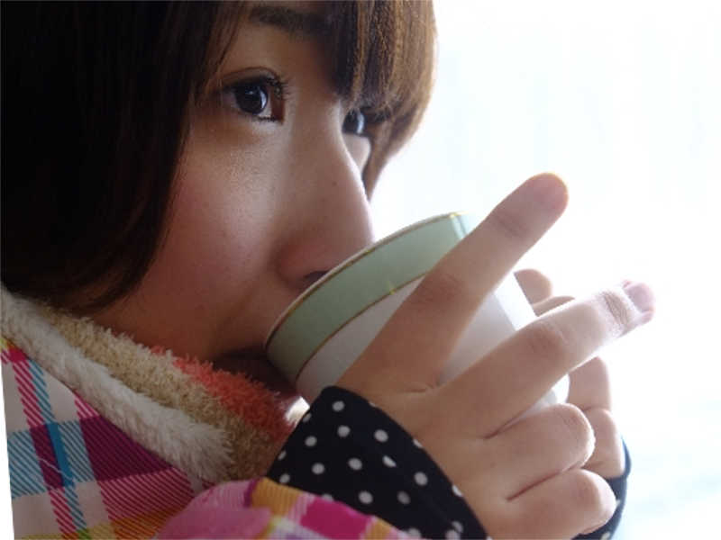 コーヒーを飲んでる女性