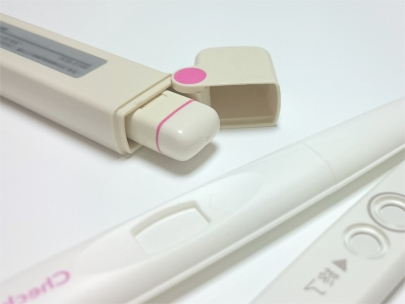 妊娠検査薬と体温計