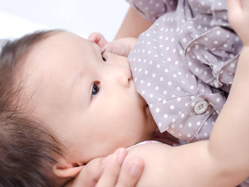 母乳をごくごくと飲む赤ちゃん