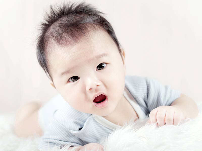ハイハイをする赤ちゃん