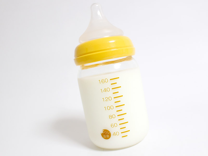 粉ミルクの入った哺乳瓶