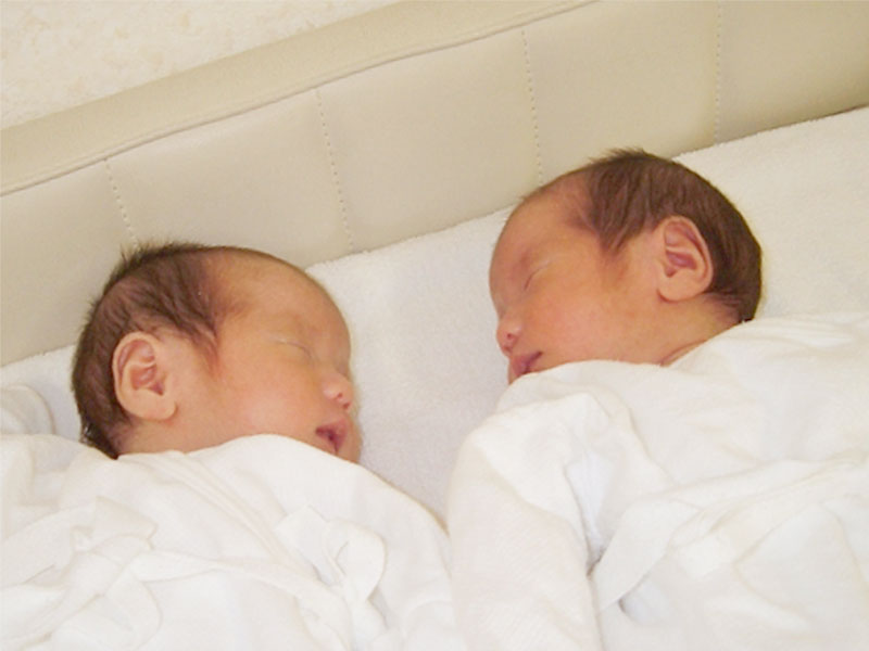 一緒に寝る双子の赤ちゃん