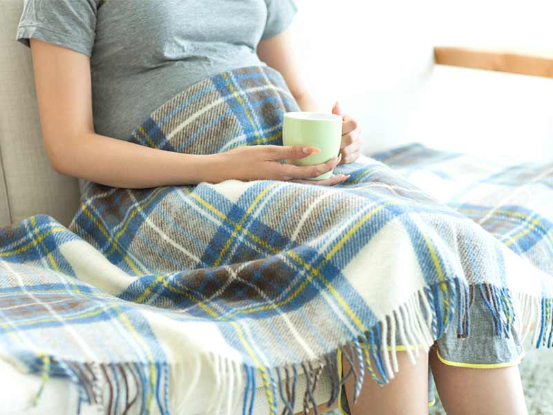 ソファに座る妊婦さん