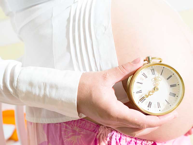 時計を持つ妊婦さん