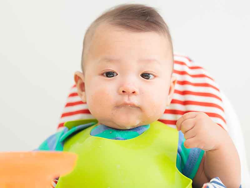 離乳食を食べる男の子