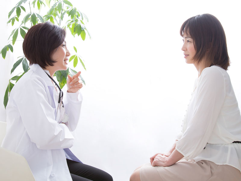 診察を受ける女性と産婦人科医