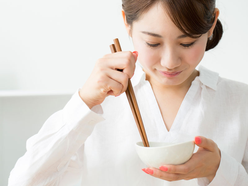 ご飯を食べようとしてる女の人