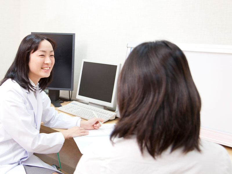 産婦人科医に相談してる女性