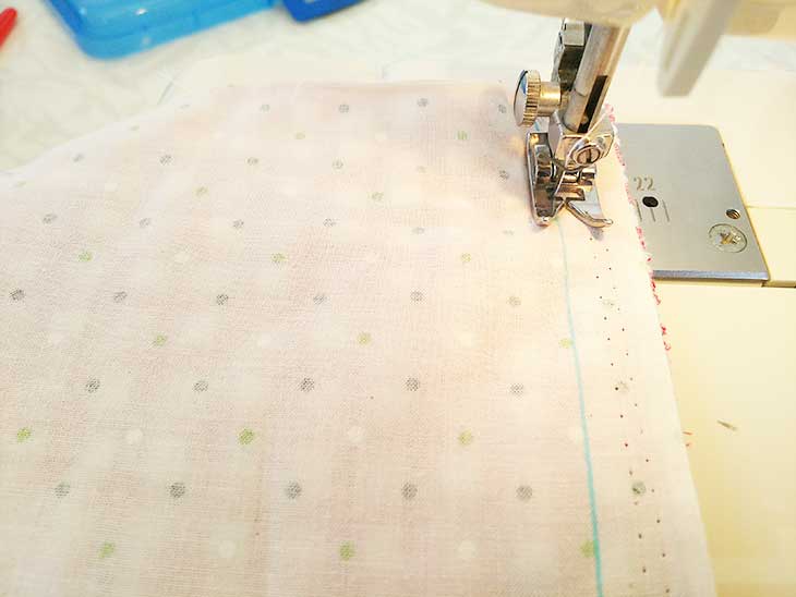 チャコペンに沿ってミシンで表地と裏地を縫い合わせる