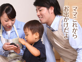 母親と話す子供に背後から声をかける夫