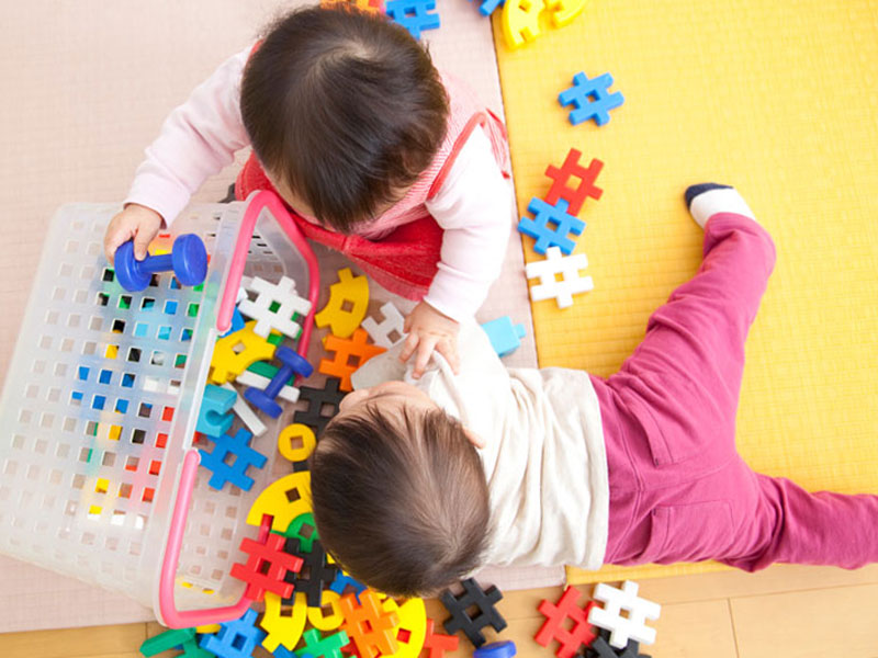 保育園で遊んでいる子供たち