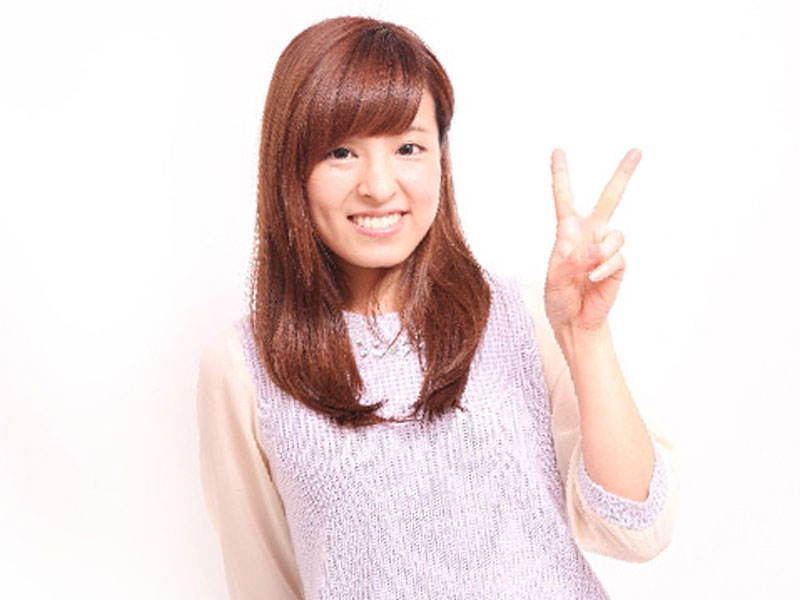 2回と指で示してる女性