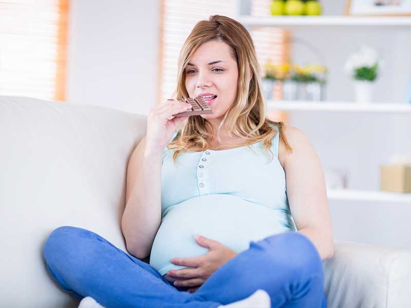 チョコを食べている妊婦さん