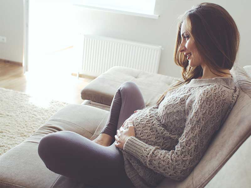 ソファでのんびりする妊婦さん