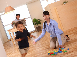 子供と遊ぶ主婦