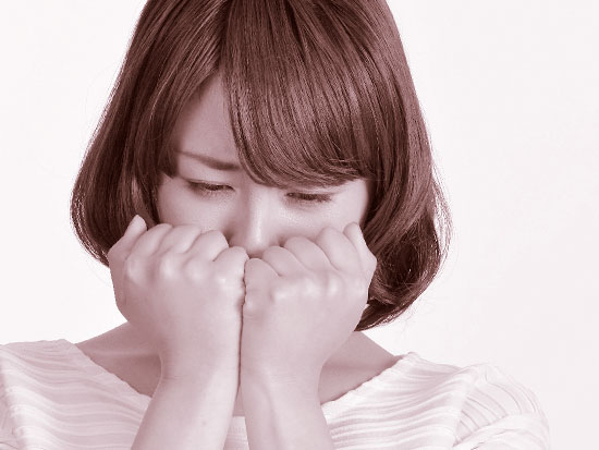 辛そうな顔をしている主婦