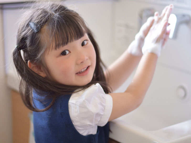 手を洗う女の子