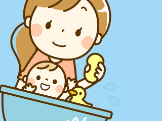 赤ちゃんをお風呂に入れるママ