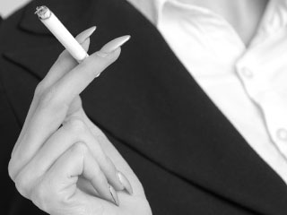 煙草を持つ女性