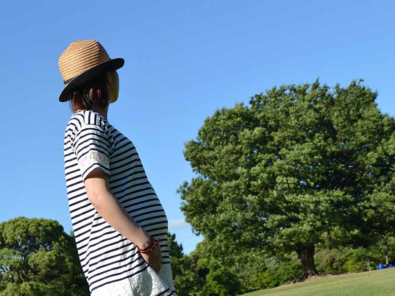 公園を散歩している妊婦さん