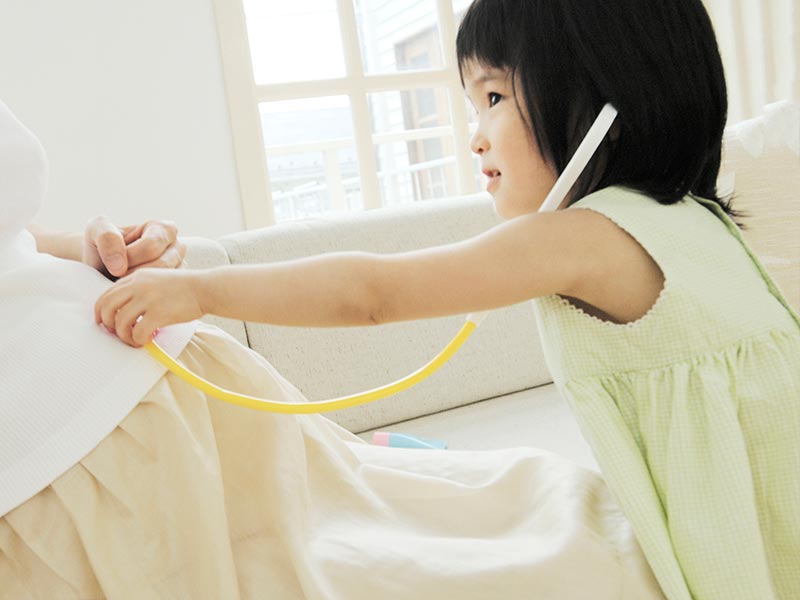 子供に体調をチェックしてもらう妊婦さん
