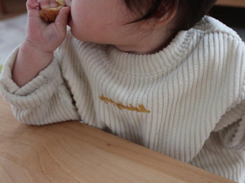 離乳食のパンを食べる赤ちゃん