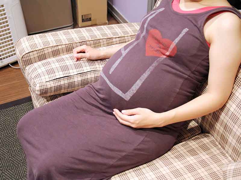 ソファーに座る妊婦さん