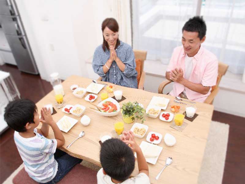 家族で食事の風景