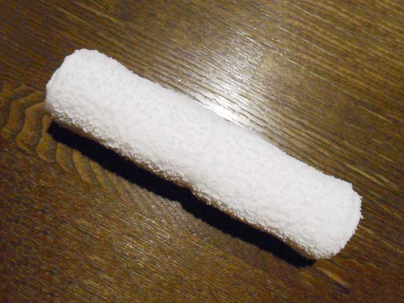 木製の表面に蒸しタオル