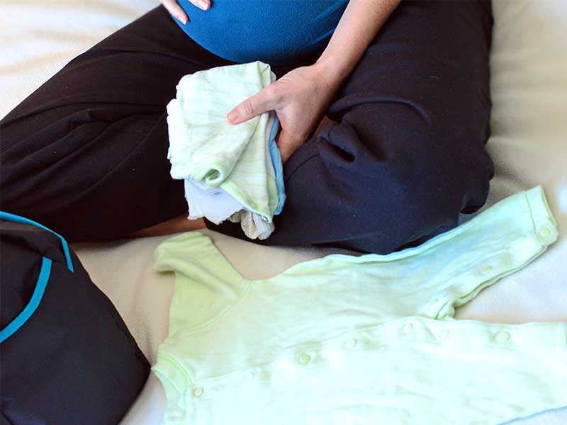 出産のための準備を行う妊婦さん