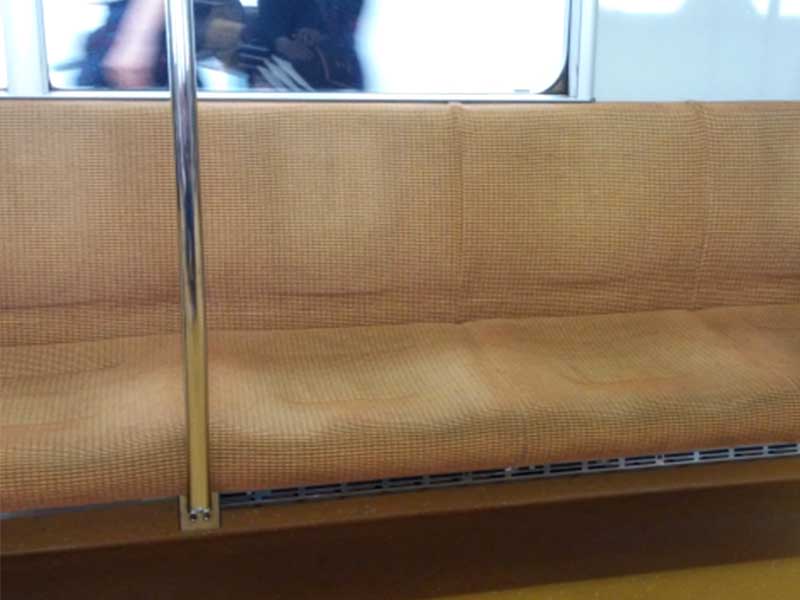 電車内の座席