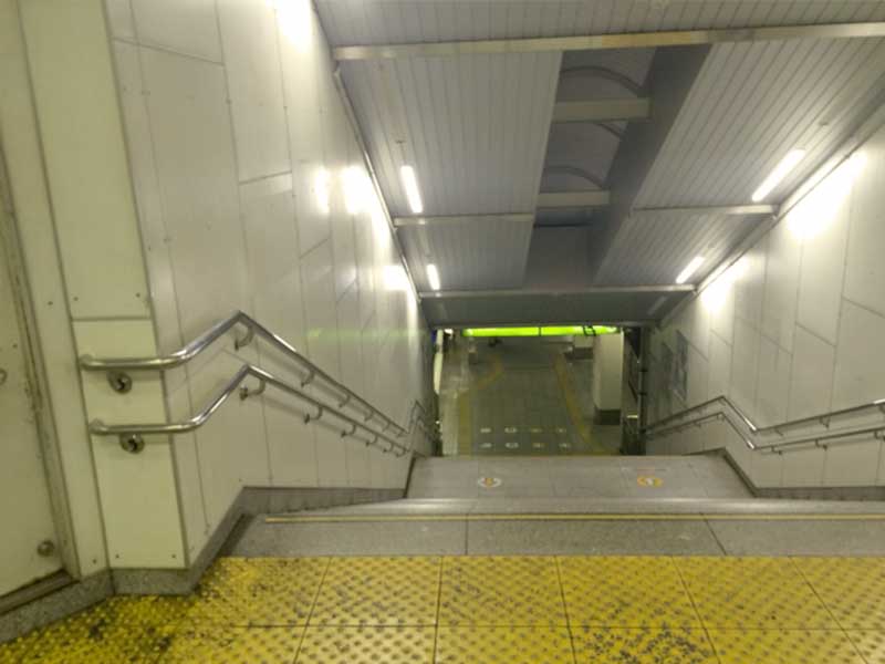 駅の階段