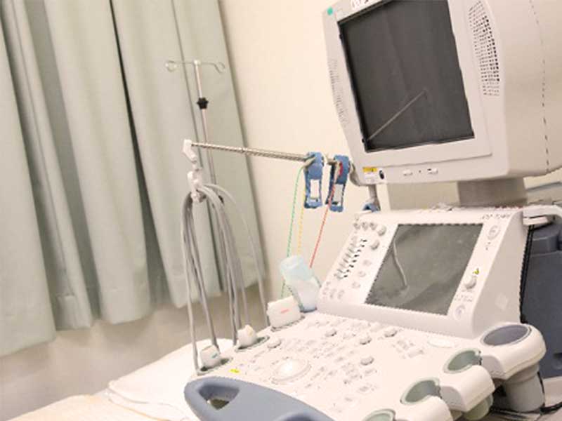 病院の超音波エコー検査機器
