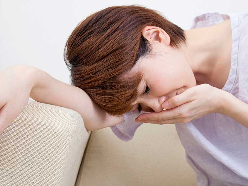 つわりで吐きそうになっているママ