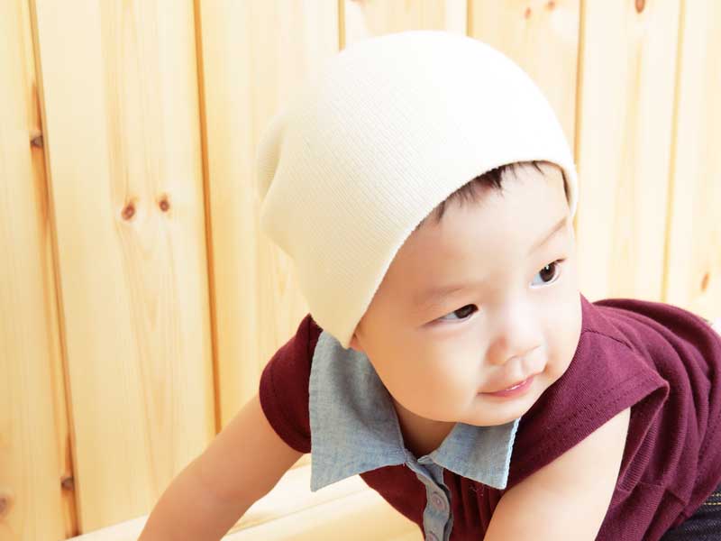 はいはいしている子供