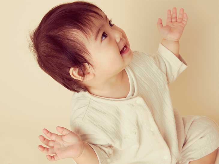 手を振って喜んでいる赤ちゃん
