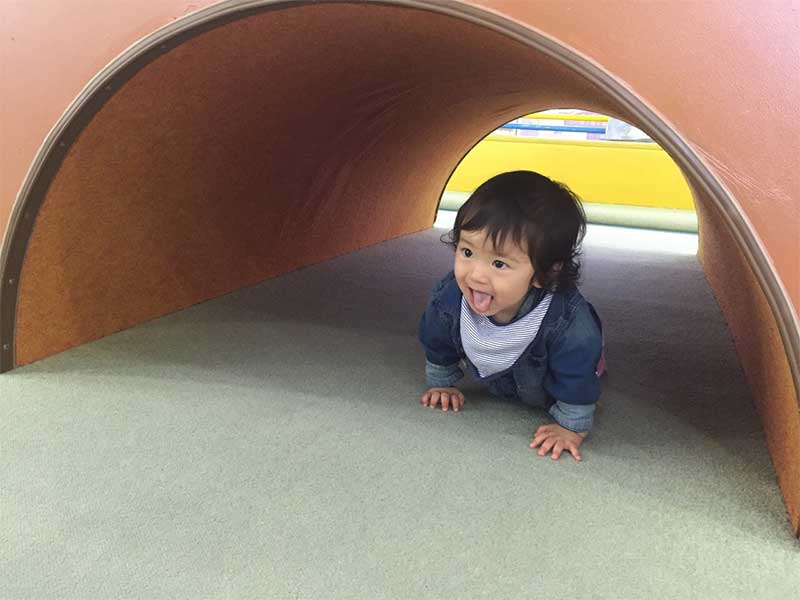 舌を出す赤ちゃん
