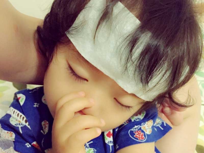 高熱が出て冷えピタを張ってる小さい男の子