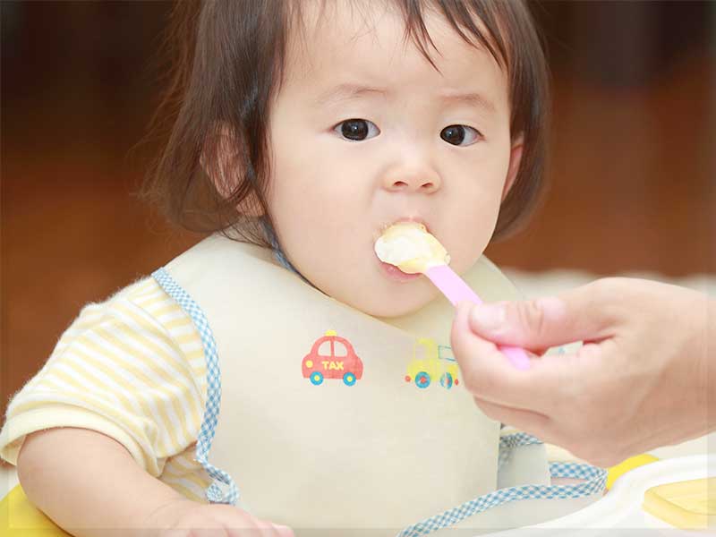 離乳食を普通に食べる赤ちゃん