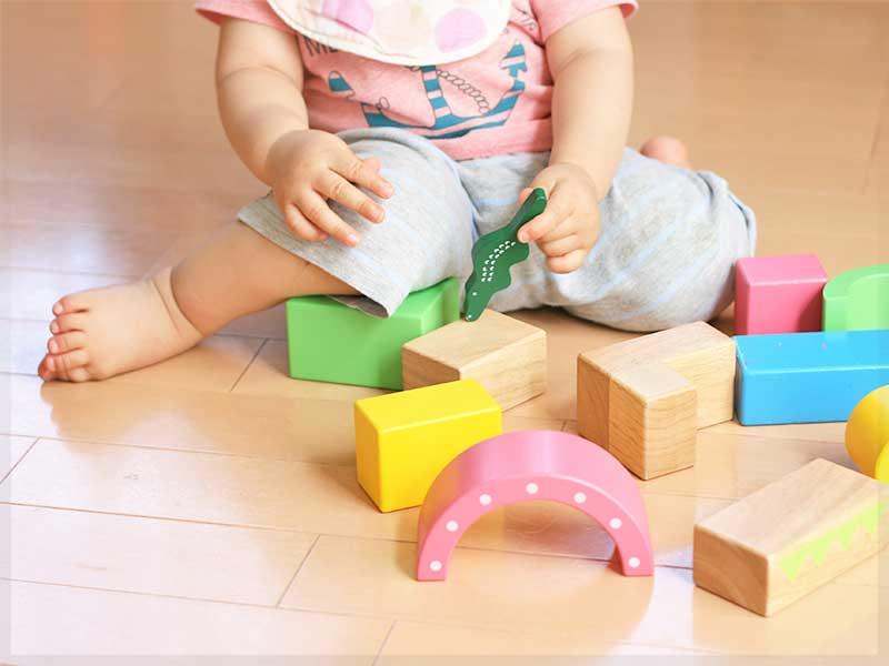 おもちゃで遊んでいる幼稚園児