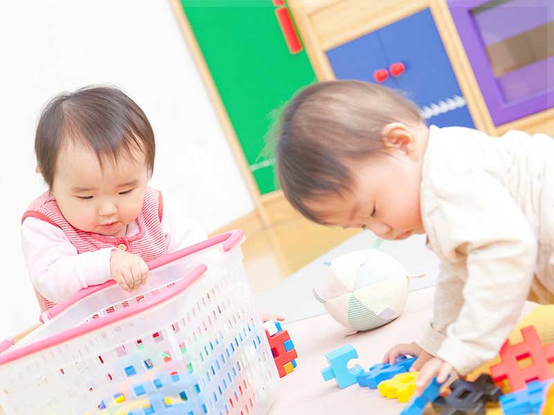赤ちゃんの一緒に遊ぶ様子
