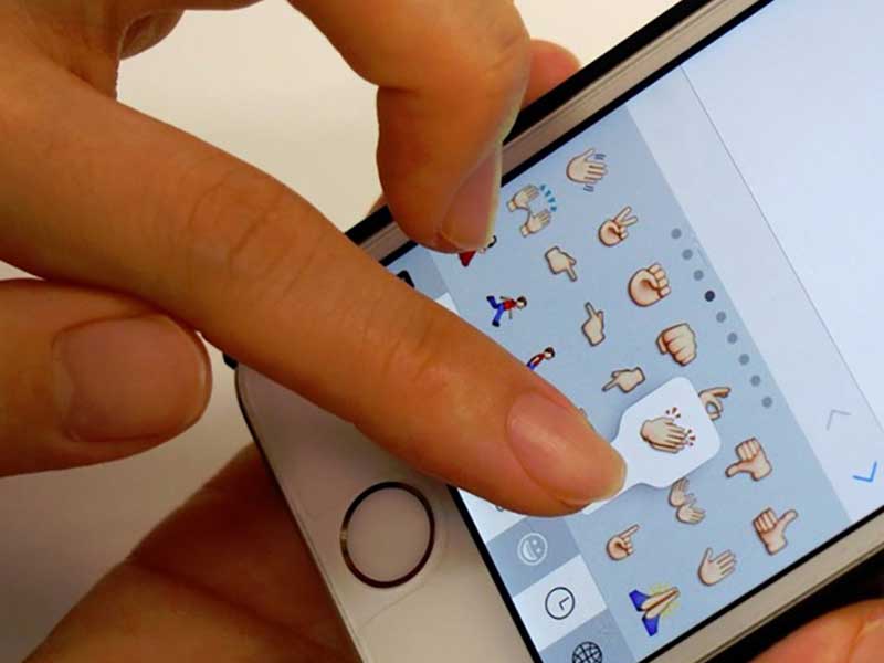 スマートフォンを操作する女性の指