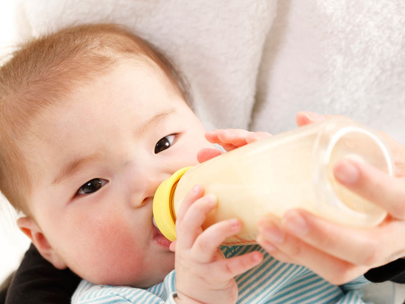 哺乳瓶からミルクを飲む赤ちゃん
