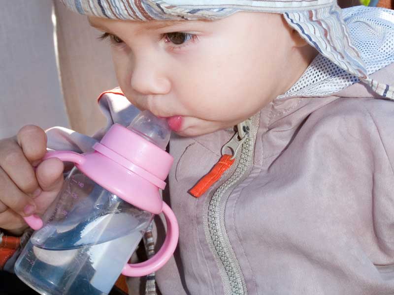水を飲む赤ちゃん