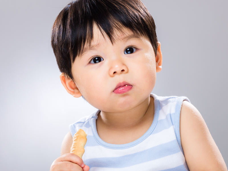 おやつを食べている男の子