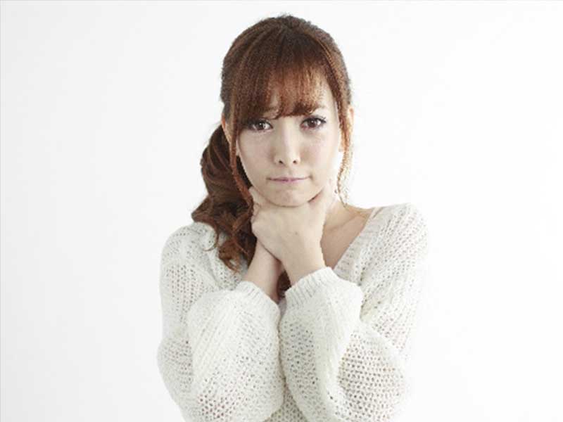 喉を手でおさせている妊婦さん